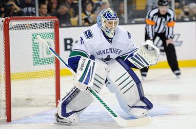 Canucks trade Cory Schneider to New Jersey for 9th pick