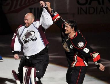 Ex-teammates pay tribute to Teemu Selanne before jersey retirement - Los  Angeles Times