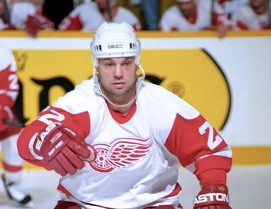 April 09, 2017: Former Detroit Red Wing Dino Ciccarelli hands an