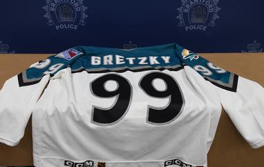 Autographed Gretzky jersey grabbed from Kelowna sports shop - Rossland News