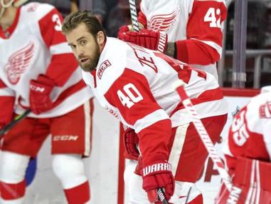 Around the NHL: Wings retire Lidstrom jersey, then lose to Avs