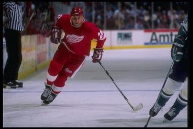 April 09, 2017: Former Detroit Red Wing Dino Ciccarelli hands an