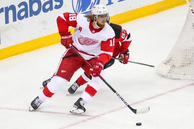 Flyers sign defenseman Marc Staal to a 1-year deal while the Leafs