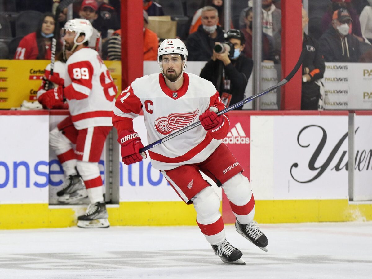 Red Wings insert a Chelios in their lineup against Devils