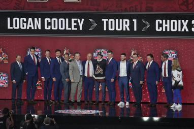 Arizona Coyotes sign top prospect Logan Cooley