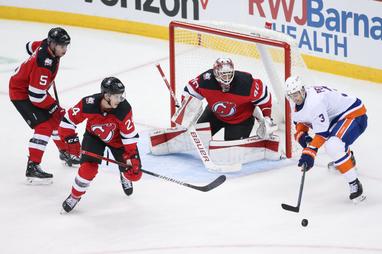 Devils beat Canadiens 5-1, extend winning streak to 10 games