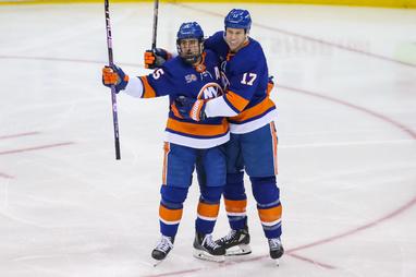 New York Islanders Cal Clutterbuck is super casual about taking a puck to  the face